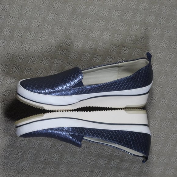 Baretraps Hope Women's 8M Blue Faux Snakeskin Embossed Heeled Loafers Shoes - Picture 3 of 6